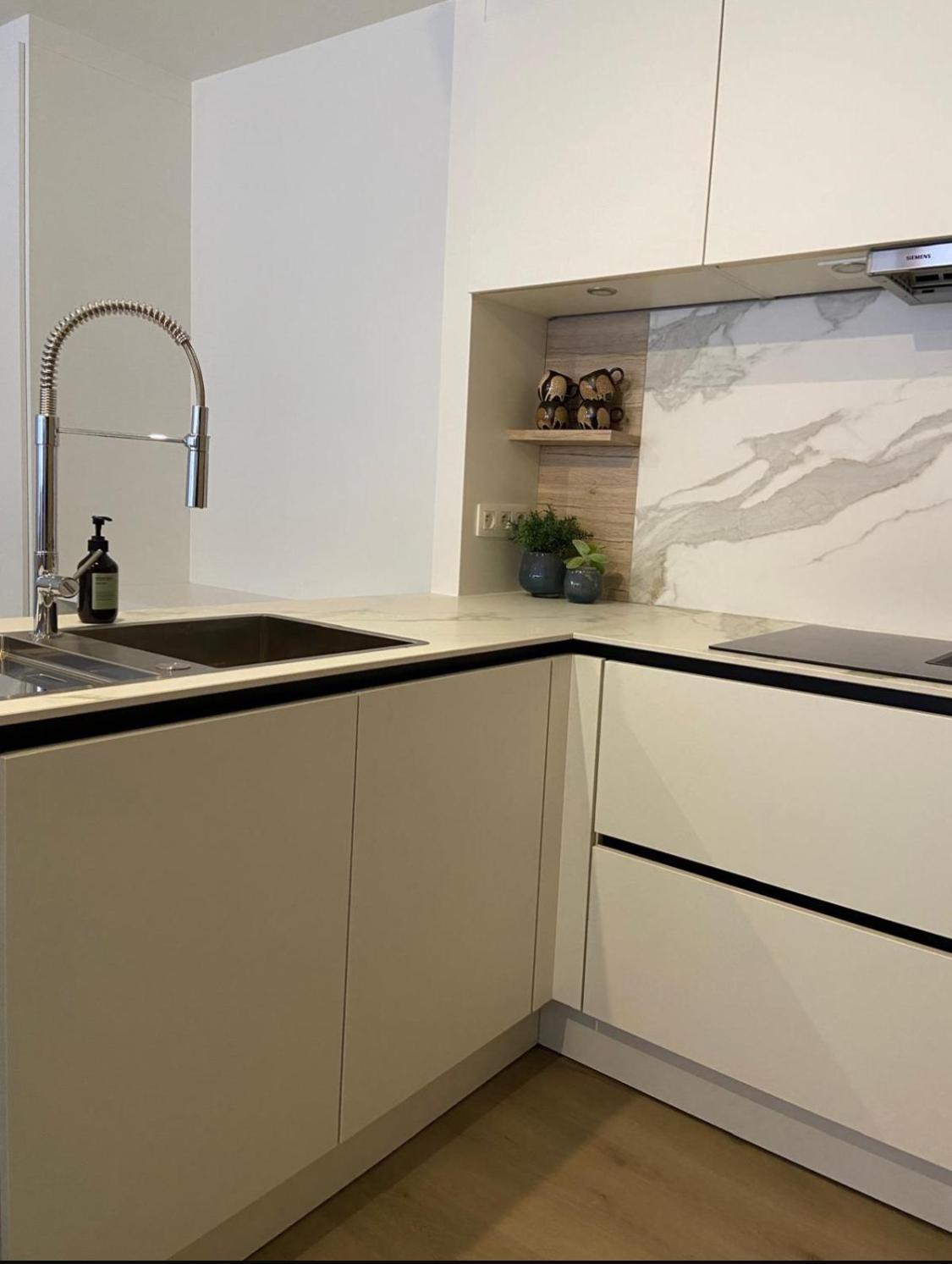 Gerenoveerd In Hartje - Met Privegarage Apartment