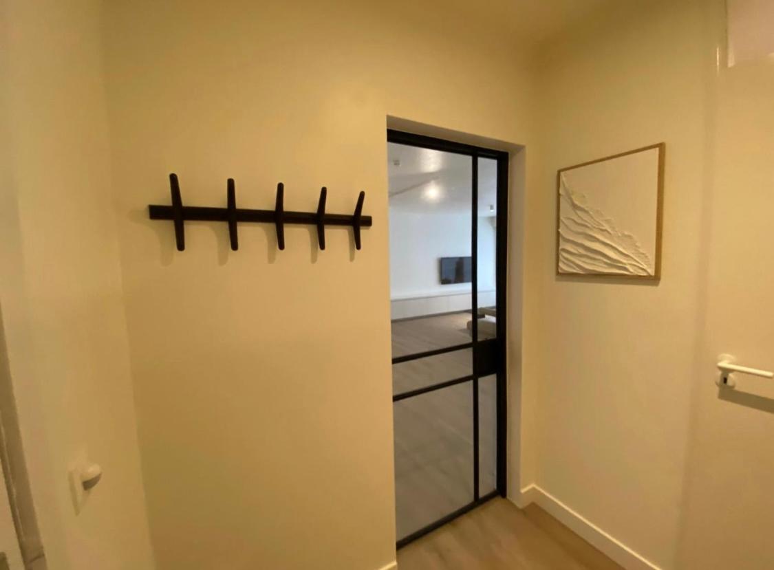 Gerenoveerd In Hartje - Met Privegarage Apartment
